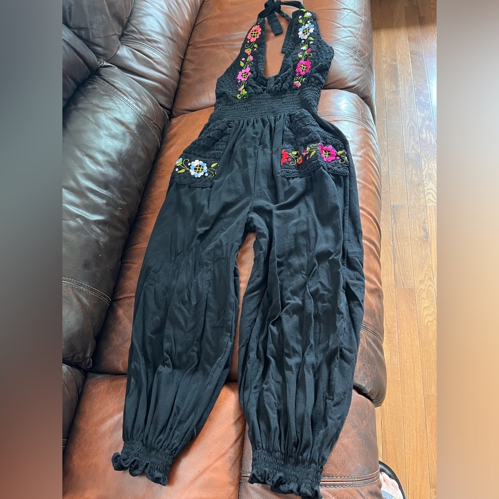 EMBROIDERY KNIT HALTER JUMPSUIT WITH POCKETS